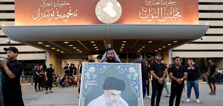 Proteste der al-Sadr-Anhänger vor dem Parlament in Bagdad