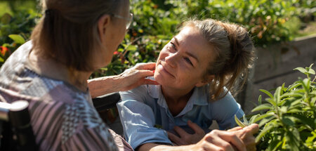 Die Altenpflegerin Lotte (r.) kümmert sich liebevoll um Grethe –...