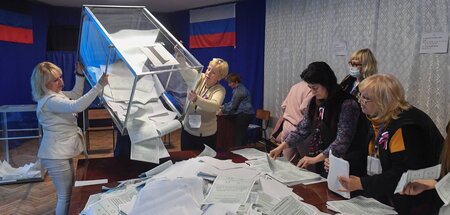 Beginn der Auszählung in der »Volksrepublik« Donezk am Dienstag ...