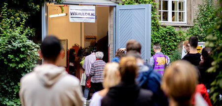 Warteschlange vor einem Wahllokal im Bezirk Prenzlauer Berg (Ber...