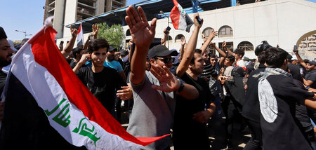 Parlamentsdebatte: Vor dem Abgeordnetenhaus in Bagdad demonstrie...