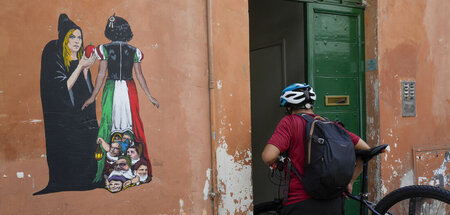 Ein Graffito im Zentrum von Rom zeigt die Faschistin Meloni als ...