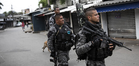 Einsatztruppe mit Hund im Maré-Komplex in Rio de Janeiro am Mont...