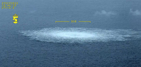 Gasblasen aus einem Nord-Stream-1-Leck in der Ostsee fotografier...