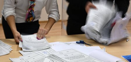 Wahlhelfer zählen die Stimmzettel des Beitrittsreferendums aus (...