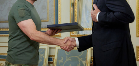 Für all die Hilfe bekommt US-Außenminister Blinken (r.) bei eine...