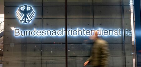 Ein Mitarbeiter verlässt die Zentrale des Bundesnachrichtendiens