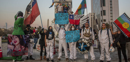 Demonstranten fordern eine neue Verfassung in Santiago de Chile ...