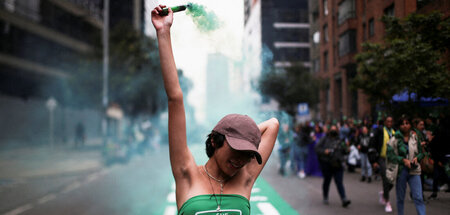 Teilnehmerin der Kundgebung im kolumbianischen Bogotá am Mittwoc...