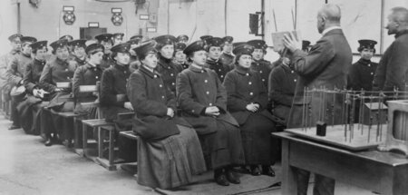 Berlin 1915: Frauen werden zu Fahrerinnen von Straßenfahrzeugen ...