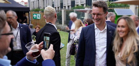 Recht freundlich: Ministerpräsident Hendrik Wüst (2. v. r.) währ...