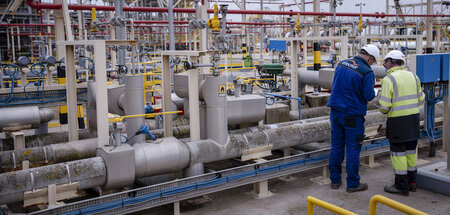 Arbeiter in einer Regasifizierungsanlage des spanischen Unterneh...