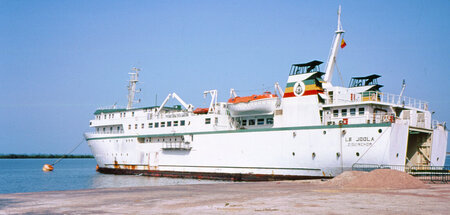 Elf Jahre vor der Katastrophe: Die Fähre »Le Joola« liegt vor de...