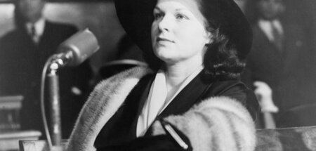 Nicht auf den Mund gefallen: Mobster-Lady Virginia Hill bei eine...