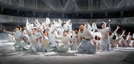 Alles sehr weiß: Der Chor trägt Schlumpfkostüme (Szene aus »Into...