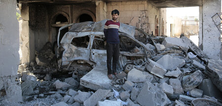 In den Trümmern eines Gebäudes nach einem Luftangriff der saudia...