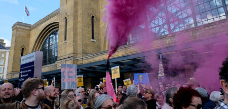 Klare Botschaft: »Genug ist genug«-Demo mit buntem Rauch und Qua...