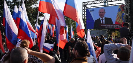 Einwohner der »Volksrepublik« Donezk sehen sich die Rede Wladimi...