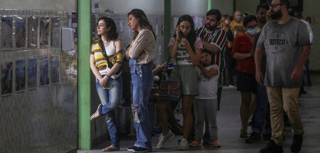 Brasilianerinnen und Brasilianer vor einem Wahlbüro in Rio de Ja...