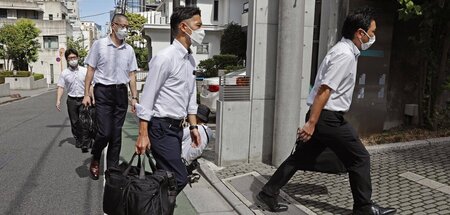 Die Staatsanwaltschaft rückt beim Verlag Kadokawa in Tokio an (6...