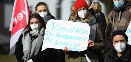 Längst überlastet: Pflegekräfte demonstrieren vor dem Haupteinga...