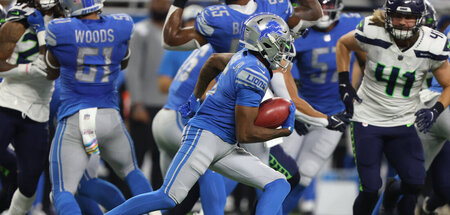 Maurice Alexander, Wide Receiver der Detroit Lions, trägt den Ba...