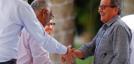 Der zweite ELN-Comandante Pablo Beltrán (r.) am Dienstag in Cara...