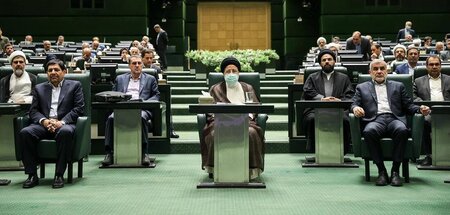 Das iranische Parlament mit Präsident Ebrahim Raisi in der Mitte...