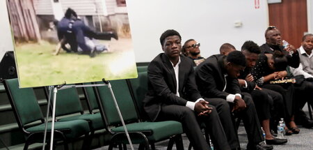 Familienangehörige von Patrick Lyoya, einem unbewaffneten Mann, ...