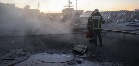 Löscharbeiten an einem Dach in Donezk nach einem ukrainischen An...