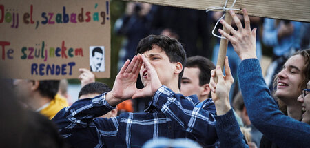 Streikende Lehrer und Schüler außer Rand und Band: Proteste in B...
