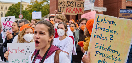 Protestierende Ärztinnen und Ärzte der Berliner Charité am Mittw...