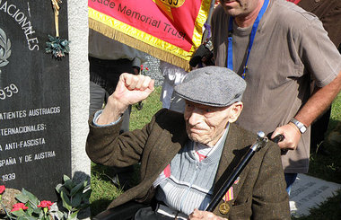 Bob Doyle im Oktober 2008 auf dem Montjuic, dem Gräberfeld der I... Bob Doyle im Oktober 2008 auf dem Montjuic, dem Gräberfeld der I...