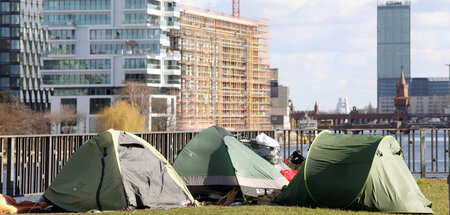 Zelte von Wohnungslosen an der Schillingbrücke in Berlin