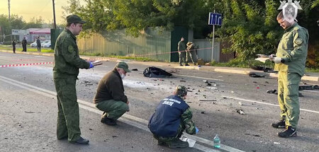 Russische Ermittler sichern Spuren nach dem Anschlag außerhalb M...