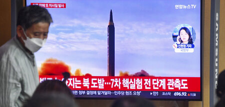 Ein Fernsehbildschirm im Bahnhof von Seoul zeigt die ballistisch...