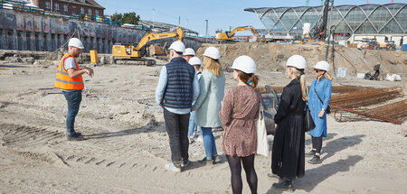 Besuchergruppe in der Baugrube des geplanten Riesenhochhauses (4...