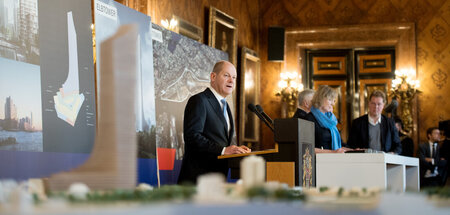 Abschiedsgeschenk: Damaliger Erster Bürgermeister Olaf Scholz (S...