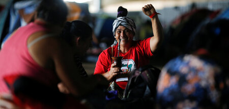 Teilnehmerin eines Camps der Landlosenbewegung MST in einem Auss...