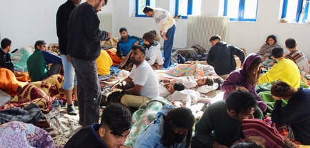 Überlebende des Unglücks von Kythira in einer spontan eingericht...