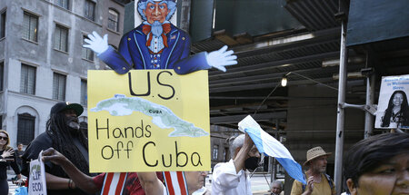 »Hände weg von Kuba«: Protest gegen die US-Blockade in New York ...
