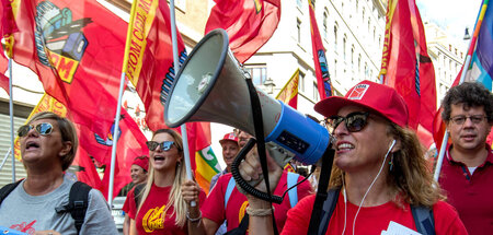 »Hört den Arbeiterinnen und Arbeitern zu«: CGIL-Demo in Rom am S...