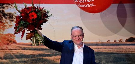 Wirkt ein bisschen gelangweilt: Stephan Weil am Sonntag bei der ...