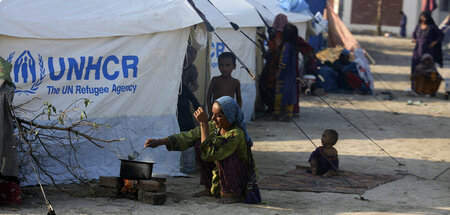 Von den folgen der Flut vertriebene Frauen und Kinder in Pakista