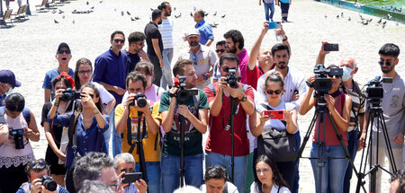 Journalisten bei einer Protestaktion gegen das Desinformationsge...
