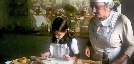 Alice (Petra Kuss, r.) und Sienna Klemisch beim Backen: »Alices ... Alice (Petra Kuss, r.) und Sienna Klemisch beim Backen: »Alices ...