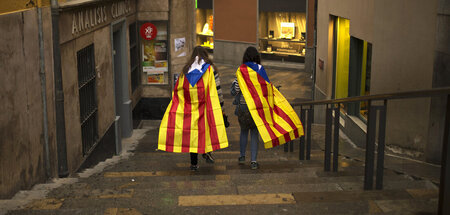 Zwei Frauen mit der »Estelada«, der Fahne der katalanischen Unab...