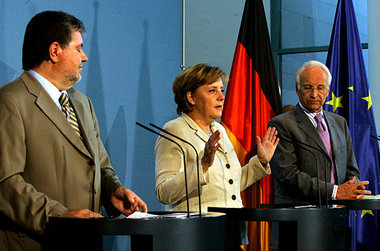 Dreifaltigkeit nach Nachtsitzung: Kurt Beck, Angela Merkel, Edmu...
