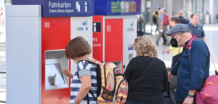 Soziale Schranke Fahrscheinkauf: Ticketautomat im Münchner Haupt... Soziale Schranke Fahrscheinkauf: Ticketautomat im Münchner Haupt...