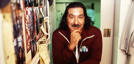 Leonard Peltier in seiner Gefängniszelle (USP Coleman, Florida 1... Leonard Peltier in seiner Gefängniszelle (USP Coleman, Florida 1...